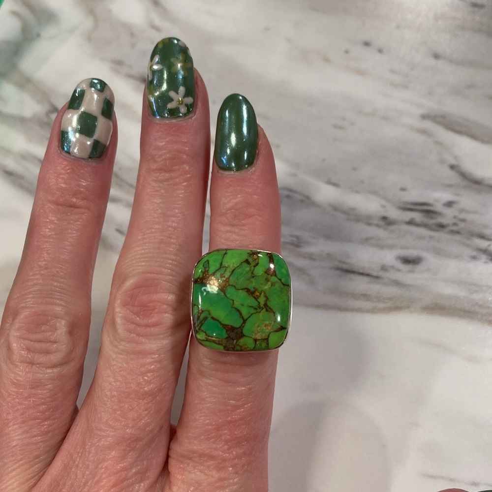 Sterling silver green stone ring size 6.25” - Picture 2 of 4